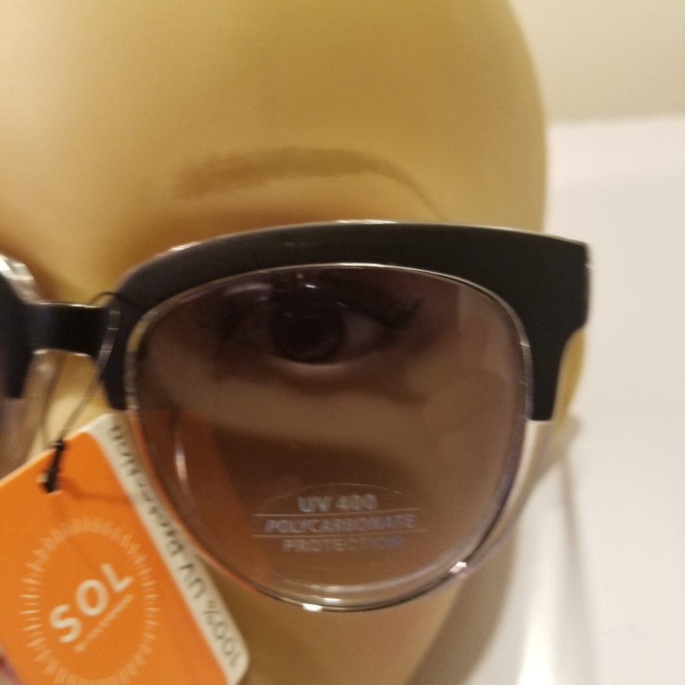 CLASSY SUNGLASSES NWT - Picture 3 of 8